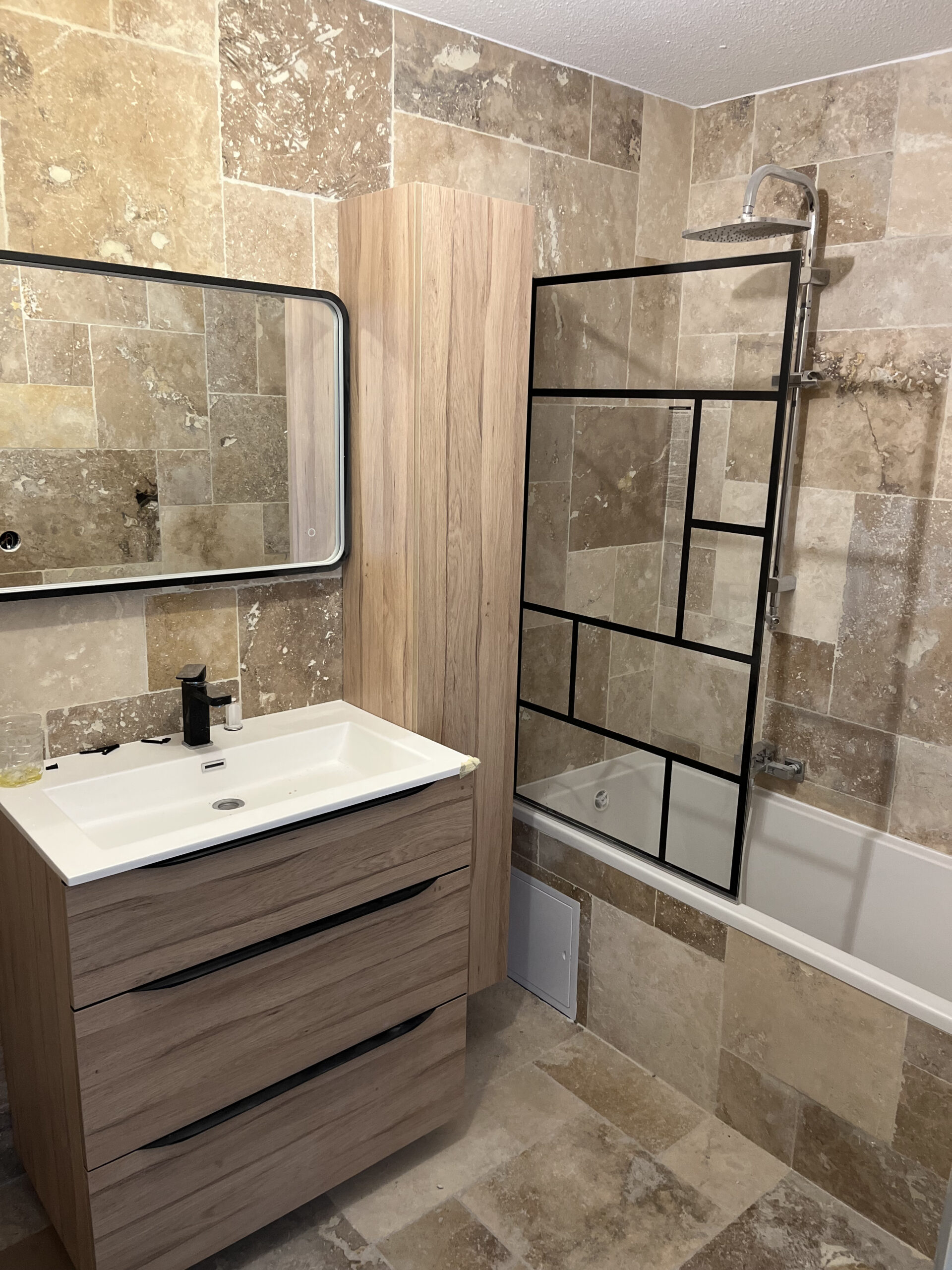 Salle de bain en travertin & WC suspendu